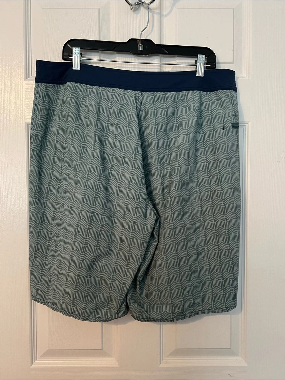 Patagonia Men's Wavefarer Green Patterned Swim Trunks Navy Waistband EUC MSRP 79